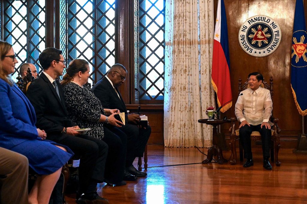 Presiden Filipina Ferdinand Marcos Jr (kanan) berbicara dengan Menteri Pertahanan Amerika Serikat Lloyd Austin (kedua dari kanan) dalam pertemuan di Istana Malacanang, Manila, 2 Februari 2023. 