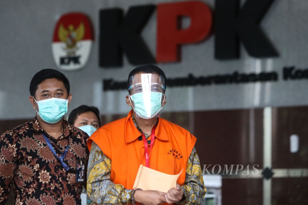 Angin Prayitno Aji, mantan Direktur Pemeriksaan dan Penagihan Direktorat Jenderal Pajak Kementerian Keuangan, meninggalkan ruang pemeriksaan untuk menuju mobil tahanan di Gedung Komisi Pemberantasan Korupsi, Jakarta, Jumat (21/5/2021).