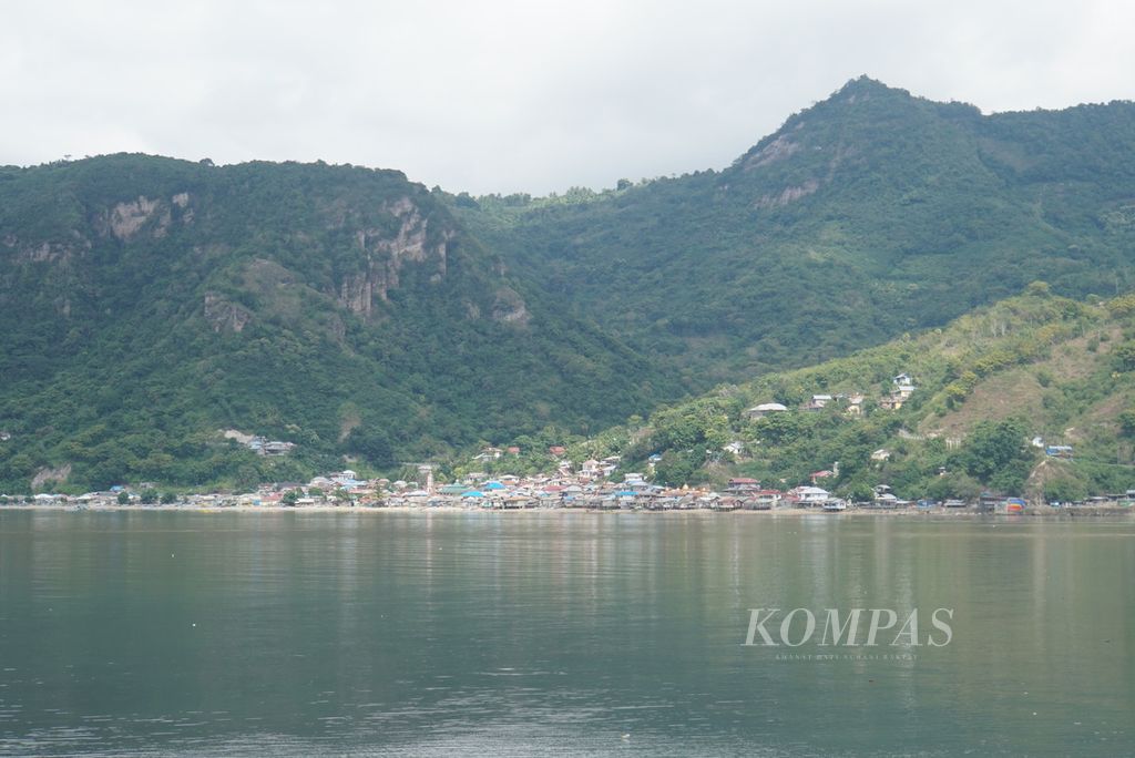 Pemandangan perkampungan pesisir di kaki bukit Kecamatan Hulonthalangi, Kota Gorontalo, Provinsi Gorontalo, Kamis (6/10/2022).