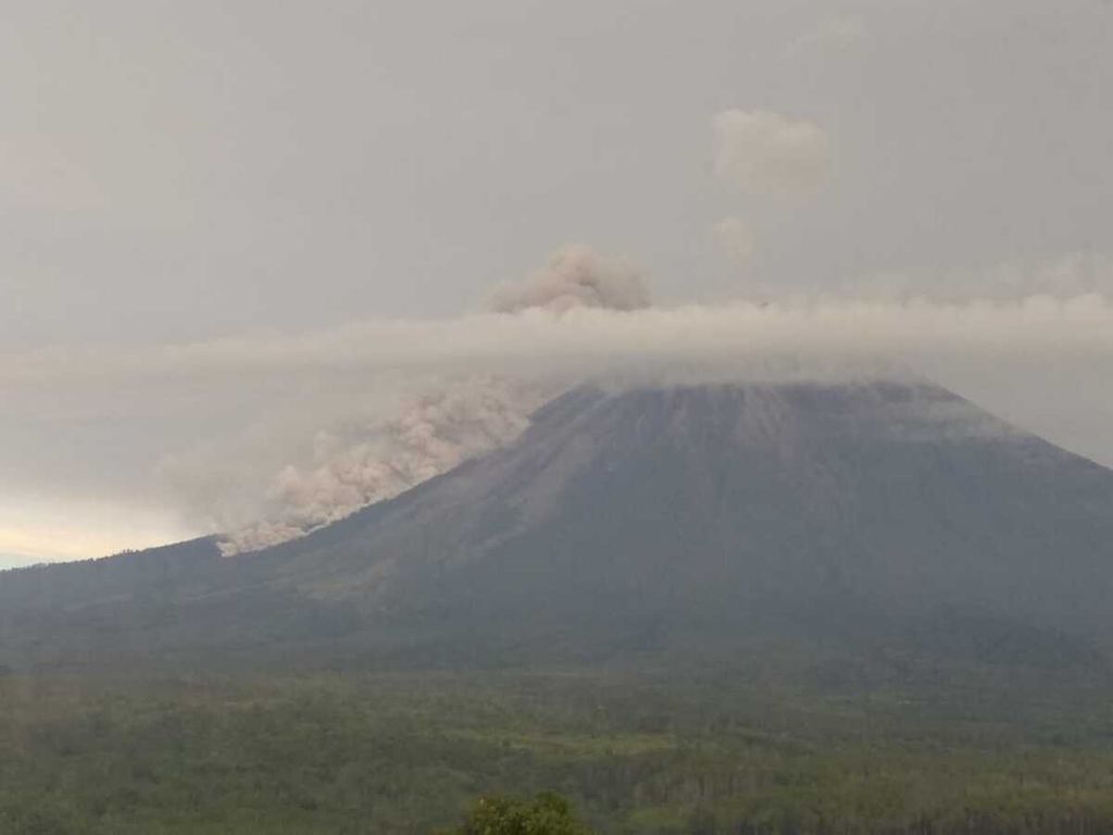 Gunung Semeru meluncurkan guguran awan panas dari puncak pada Jumat (17/04/2020) pagi.