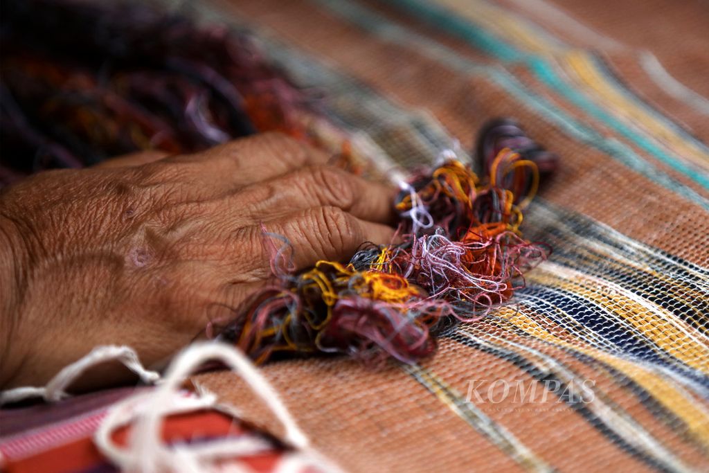 Tangan berkerut dari salah satu penenun senior di Desa Pringgasela Selatan, Kecamatan Pringgasela, Kabupaten Lombok Timur, Nusa Tenggara Barat, Minggu (17/12/2023). 