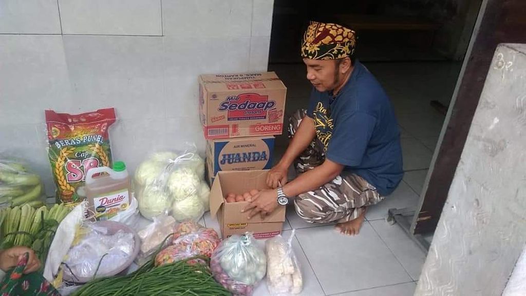 Krisna Hadi, salah satu penggagas Yayasan Yatim Piatu Baitussalam, Desa Tampo, Kecamatan Cluring, Kabupaten Banyuwangi, mempersiapkan makanan untuk para santri.