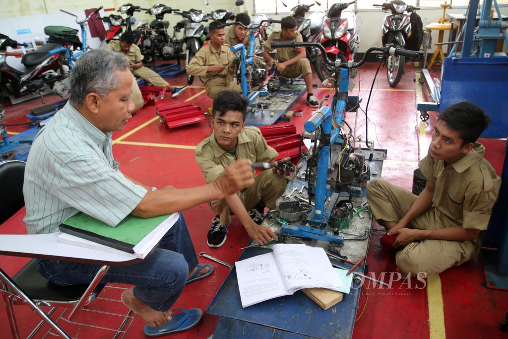 Suasana kegiatan peserta program pelatihan keterampilan Teknik Otomotif di Balai Latihan Kerja (BLK) Padang di kawasan Jalan Sei Balang, Bandar Buat, Kecamatan Lubuk Kilangan, Kota Padang, Sumatera Barat, Rabu (5/10/2016) siang. Di BLK Padang, ada delapan program dengan 65 paket pelatihan. Tahun 2016, sebanyak 22 paket pelatihan tidak bisa dilaksanakan di BLK Padang akibat adanya pemangkasan anggaran oleh pemerintah pusat.