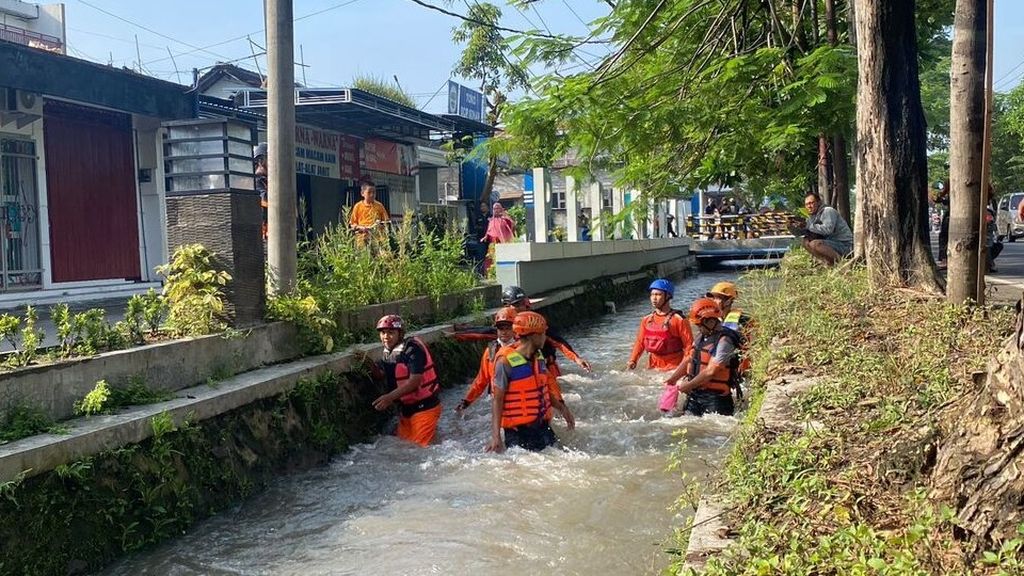 Tampak tim pencari dua anak kakak beradik warga Desa Sumberagung, Kecamatan Wates, Kabupaten Kediri, yang hanyut terseret air selokan pada Sabtu malam.