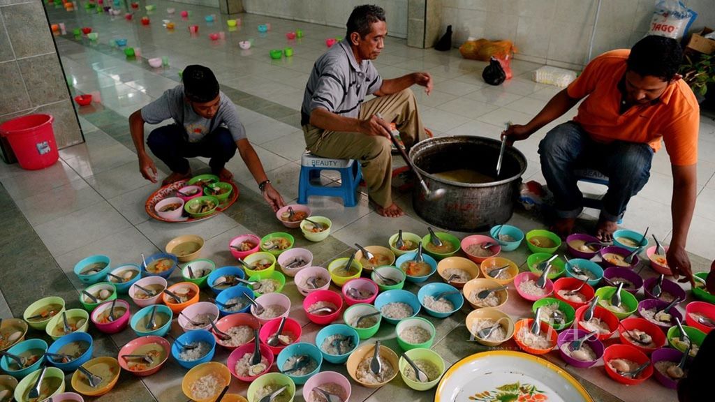 Residents prepare a menu of Indian porridge which is the hallmark of breaking their fast at the Jami Pekojan Mosque, Semarang City, Central Java, Friday (10/5/2019).