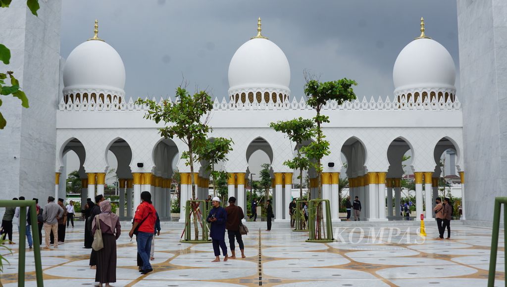 Para jemaah tengah menyaksikan kemegahan bangunan masjid, di Masjid Raya Sheikh Zayed Surakarta, di Kota Surakarta, Jawa Tengah, Rabu (22/2/2023). Masjid itu akan beroperasi penuh pada 28 Februari 2023. Saat ini, pengelola tengah melaksanakan simulasi operasional masjid.