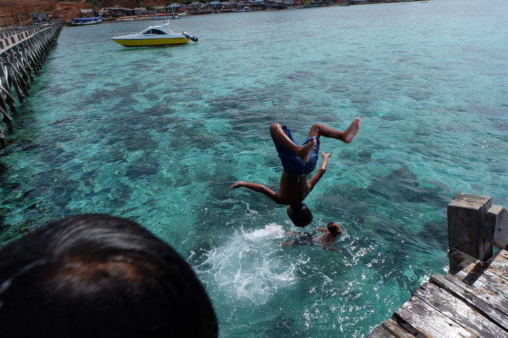 Anak-anak, Senin (23/11/2020), bermain di perairan Pulau Papagarang, Kabupaten Manggarai Barat, Nusa Tenggara Timur. Pencegahan tengkes di NTT jadi perhatian mengingat angkanya sangat tinggi daripada angka nasional, yakni 43 persen.