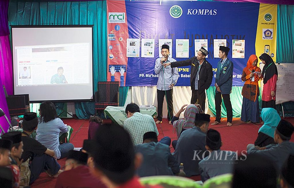 Para santri mengikuti pelatihan jurnalistik Kompas-IPNU di Pondok Pesantren Ma\'hadut Tholabah Babakan, Kecamatan Lebaksiu, Kabupaten Tegal, Jawa Tengah, Selasa (5/9).