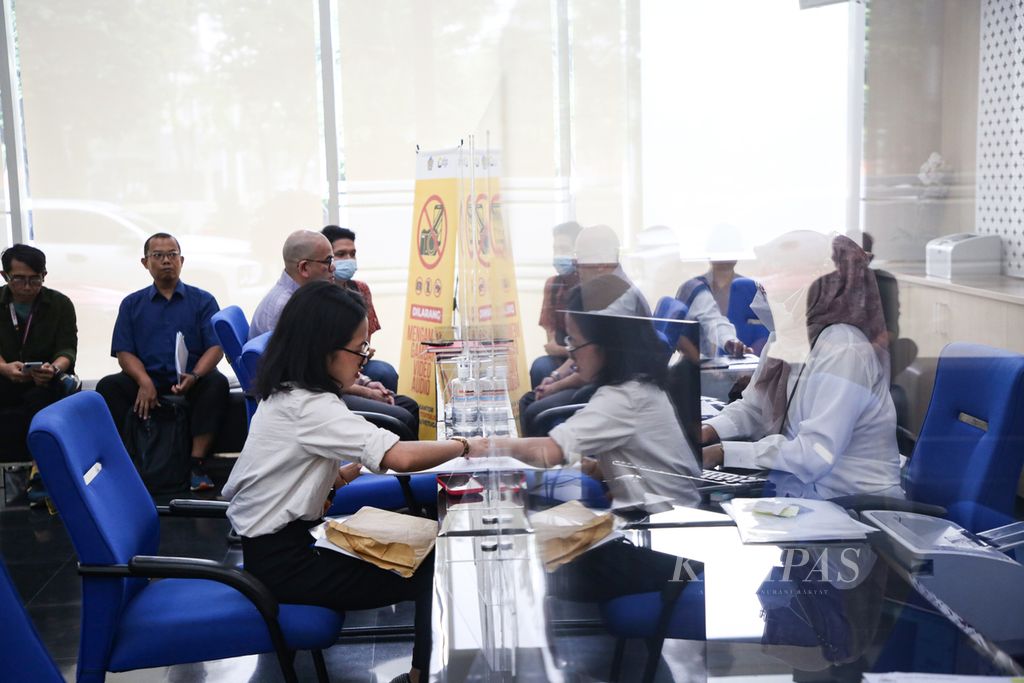 Wajib pajak mengantre untuk dilayani di Kantor KPP Pratama Jakarta Kebayoran Baru Satu, Jakarta Selatan, Senin (20/11/2023). Pemerintah menaikkan target penerimaan pajak dalam Anggaran Pendapatan dan Belanja Negara (APBN) 2023.