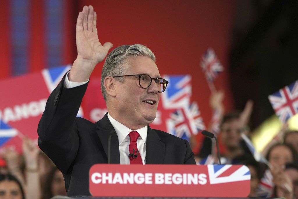 Ketua Partai Buruh Keir Starmer melambaikan tangan ke arah pengurus dan pendukung Partai Buruh dalam perayaan pasca-pemungutan suara di Tate Modern, London, Inggris, Jumat (5/7/2024). 