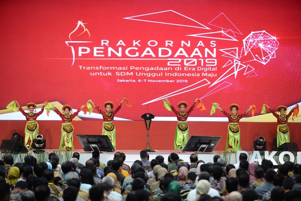 Pentas tari tradisional menyemarakkan pembukaan Rapat Koordinasi Nasional (Rakornas) Pengadaan Barang/Jasa Pemerintah Tahun 2019 di Jakarta Convention Center, Senayan, Jakarta, Rabu (6/11/2019). Kegiatan tersebut dibuka langsung oleh Presiden Joko Widodo.