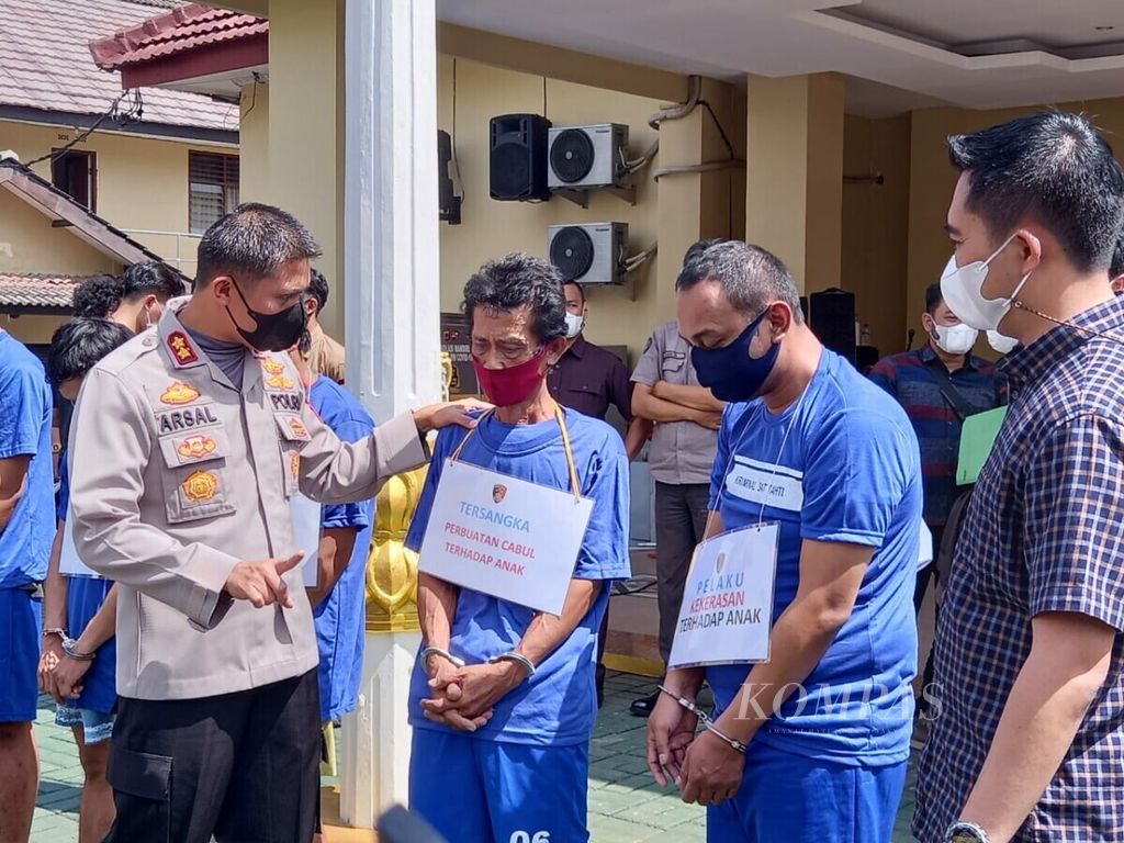 Wakil Kepala Kepolisian Resor Kota Bogor Ajun Komisaris Besar Arsal Sahban saat menginterograsi AS (47), pelaku kekerasan seksual anak di bawah umur dan SE (38), pelaku kekerasan fisik kepada empat anaknya di Polresta Bogor.