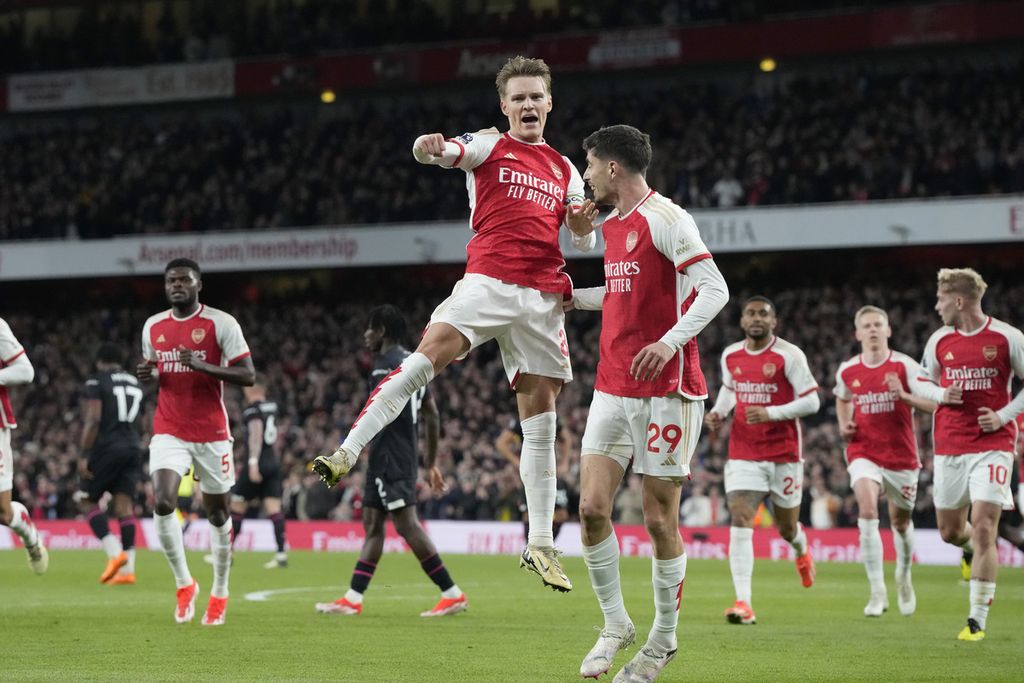 Arsenal player, Martin Odegaard (center), celebrates his goal against Luton Town in an English Premier League match at the Emirates Stadium, London, on Wednesday (3/4/2024).