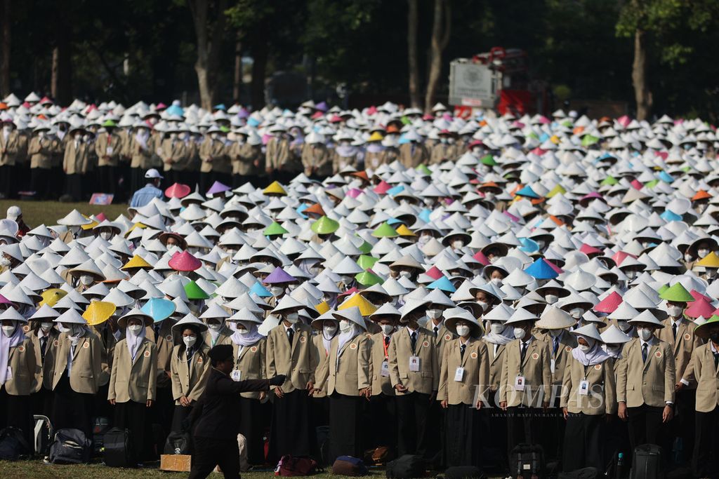 Mahasiswa mengikuti upacara penerimaan mahasiswa baru di Lapangan Pancasila UGM, Yogyakarta, Senin (1/8/2022). 