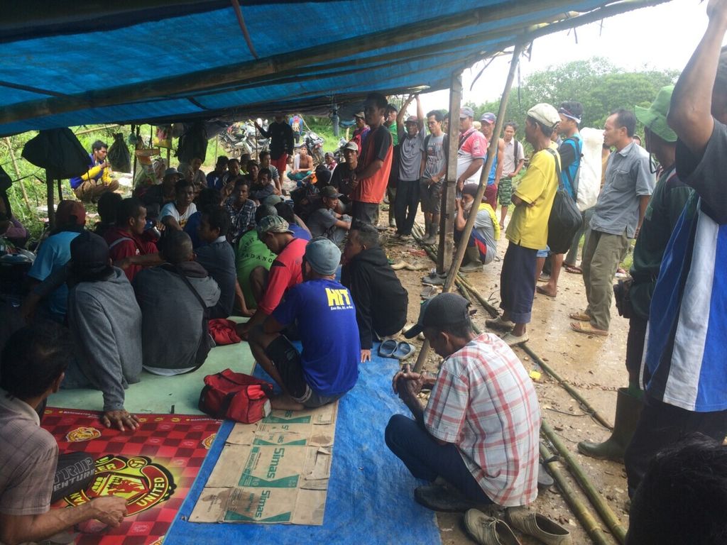 Petani tiga desa di Kecamatan Kumpeh, Kabupaten Muaro Jambi, menduduki lahan yang kini dikelola salah satu perusahaan, Jumat (17/2/2019). Mereka menuntut perusahaan mengembalikan lahan yang dibuka menjadi kebun sawit tanpa seizin masyarakat.