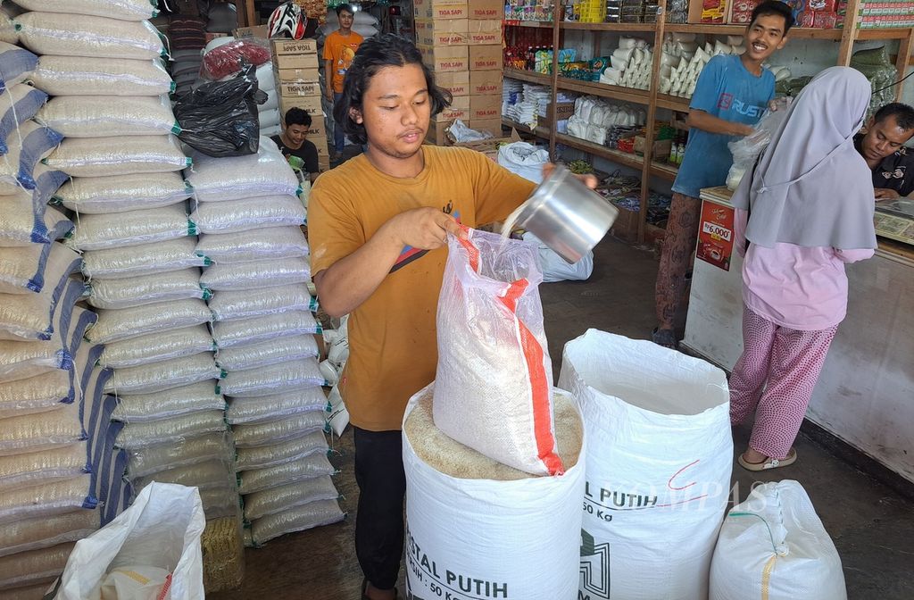 Pedagang sedang mengambilkan beras pesanan pembeli di salah satu toko beras di Pasar Raya Padang, Kota Padang, Sumatera Barat, Kamis (29/2/2024). Harga beras di pasar ini Rp 17.000-Rp 17.500 per kg untuk kualitas atas dan Rp 15.000-Rp 16.500 per kg untuk kualitas menengah. Harga tersebut naik Rp 500-Rp 2.000 per kg dibandingkan dengan sebulan lalu.