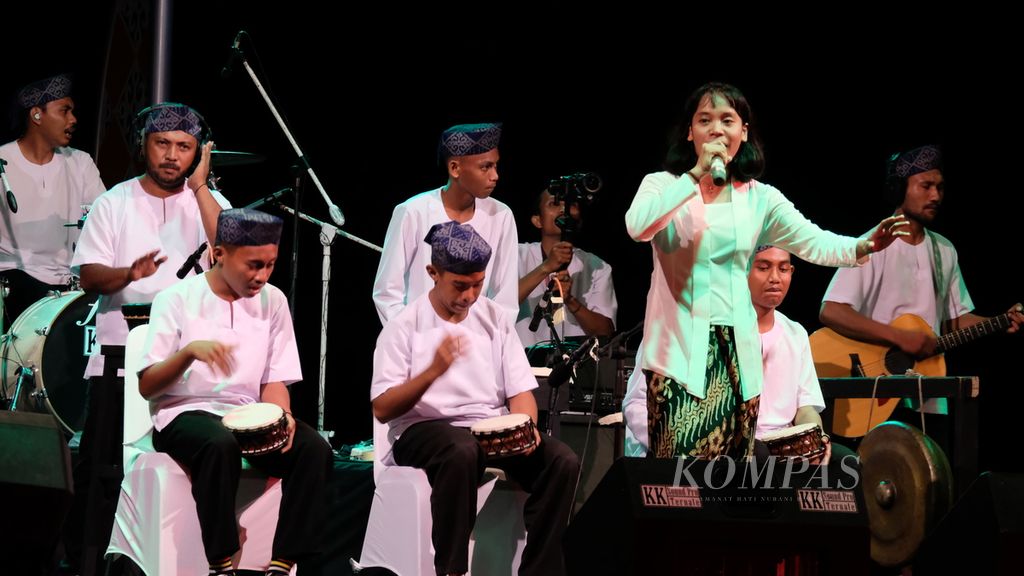Pergelaran Festival Musik Tradisi Indonesia (FMTI) 2022 di Tugulufa, Kota Tidore Kepulauan, Maluku Utara pada Rabu (15/6/2022). FMTI merupakan ajang eksplorasi musik tradisi lokal untuk pelestarian kebudayaan. FMTI digagas Kementerian Pendidikan, Kebudayaan, Riset, dan Teknologi dengan melibatkan komunitas dan musisi lokal. FMTI di Tidore menyatukan musisi-musisi muda yang menggubah musik tradisi menjadi "world music".