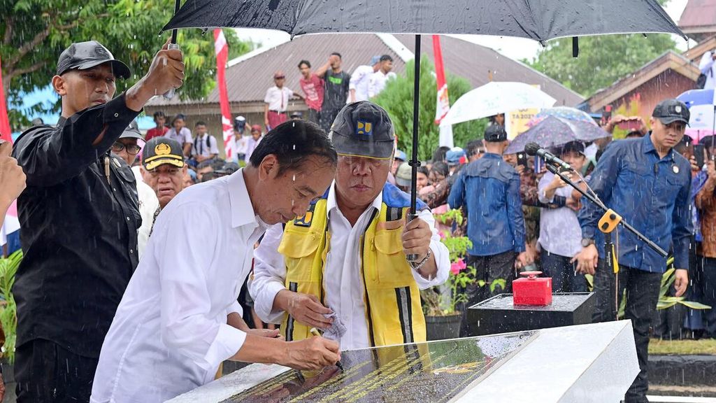 Jokowi: All regional road repairs will be checked