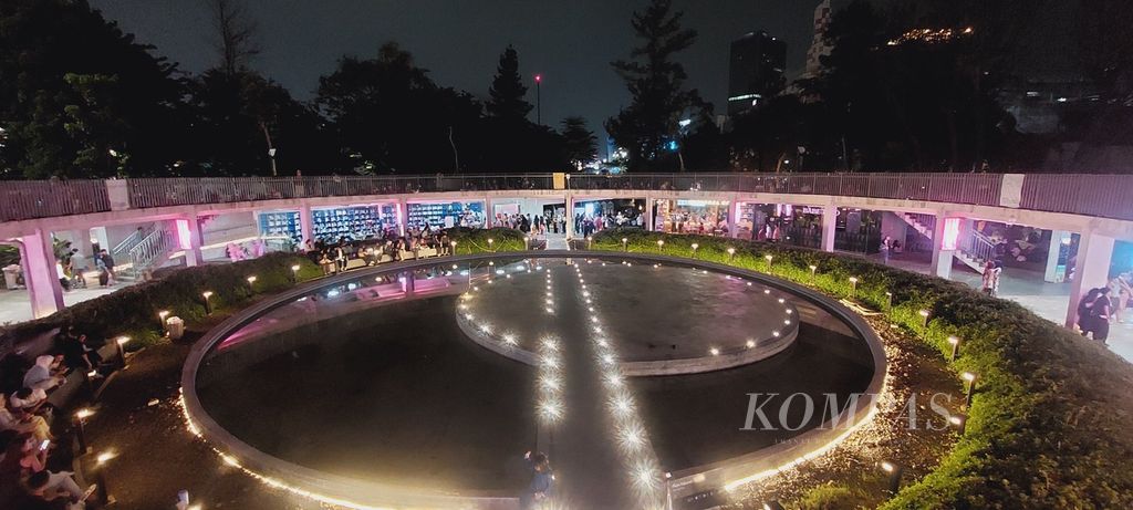  Suasana Taman Literasi Martha Christina Tiahahu, Sabtu (4/5/2024) malam. Taman di kawasan Blok M, Jakarta Selatan, ini menjadi salah satu tujuan masyarakat dari berbagai penjuru Jakarta ataupun di luar Jakarta untuk melewatkan waktu senggang atau menikmati wisata kota. Selain ada perpustakaan yang buka hingga malam hari, ada berbagai gerai makanan dan minuman serta tempat <i>nongkrong </i>di lantai bawah ataupun di lantai atas dengan atap terbuka. Mencapai taman ini bisa dengan menggunakan MRT Jakarta ataupun bus Transjakarta.