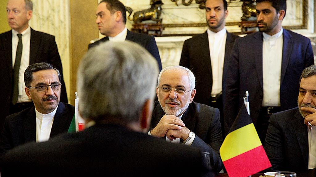 Menlu Iran  Mohammad Javad Zarif (tengah) berbicara dengan Menlu Belgia Didier Reynders dalam pertemuan di Istana Egmont, di Brussels, Kamis silam. Para menlu anggota Uni Eropa bertemu dengan Menlu Iran dalam  ketidakpastian akan nasib Kesepakatan Nuklir Iran 2015. 