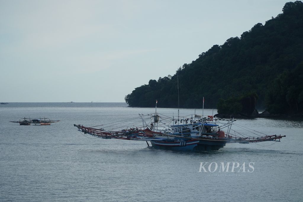 Kapal bagan nelayan meninggalkan Pelabuhan Bungus untuk menangkap ikan di lautan, Kecamatan Bungus Teluk Kabung, Kota Padang, Sumatera Barat, Rabu (14/6/2023). Optimalisasi pemanfaatan potensi kelautan masih menjadi tantangan Sumbar memasuki usianya ke-78 pada 1 Oktober 2023. 