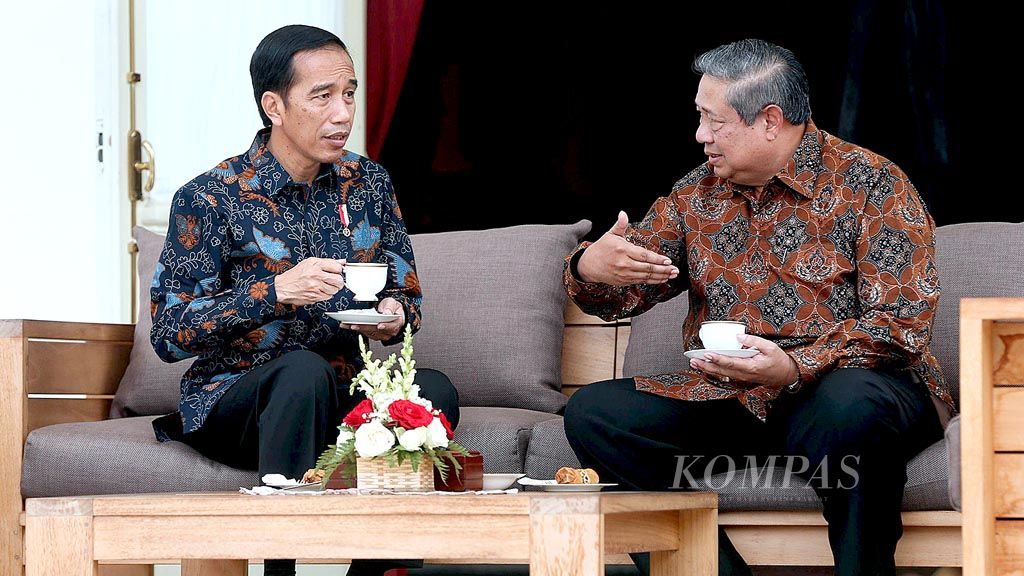 Presiden Joko Widodo berbincang dengan presiden keenam RI, Susilo Bambang Yudhoyono, di beranda belakang Istana Merdeka, Jakarta, Kamis (9/3). Dalam pertemuan itu mereka berbicara perihal berbagai isu dan masalah aktual di Indonesia.