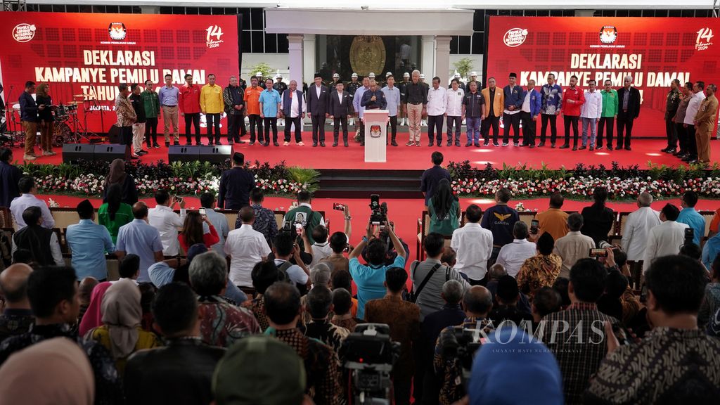 Suasana saat Ketua Komisi Pemilihan Umum (KPU) Hasyim Asyari memimpin pembacaan Deklarasi Kampanye Pemilu Damai Tahun 2024 di halaman Kantor KPU, Jakarta, Senin (27/11/2023). 