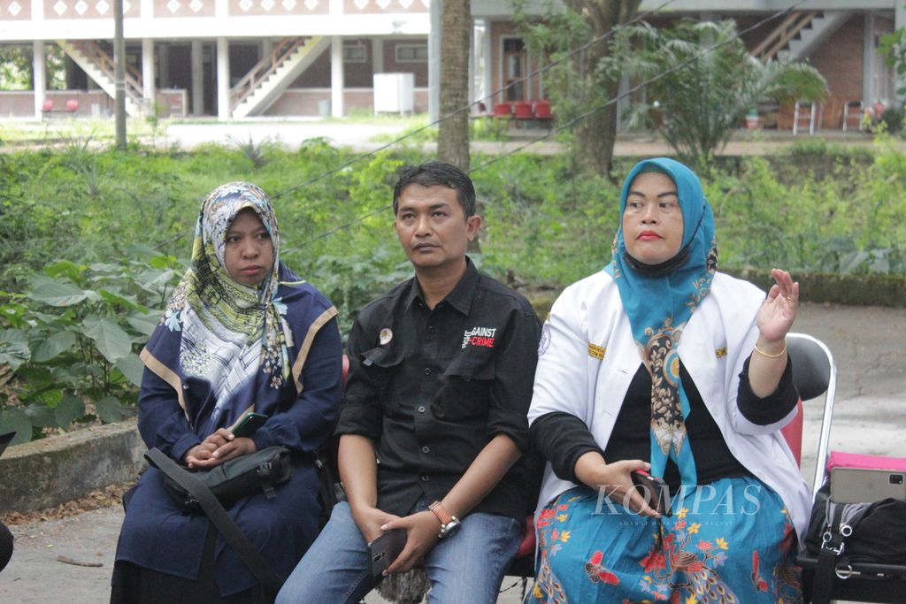 Taing Lubis (baju putih), saksi ahli satwa lindung dari Balai Konservasi Sumber Daya Alam (BKSDA) Aceh saat memberikan penjelasan terkait kasus-kasus kejahatan terhadap satwa lindung di Aceh, dalam diskusi membedah kasus satwa, Selasa (16/3/2022), di Banda Aceh.