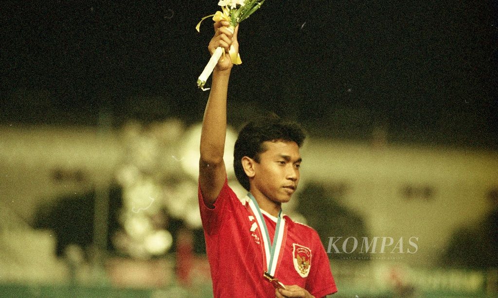 Widodo Cahyono Putro, pemain kesebelasan Indonesia, meraih medali emas SEA Games XVI dengan mengalahkan Thailand di final hari Rabu (4/12/1987). Indonesia menang adu penalti 4-3 seusai pertandingan yang berakhir 0-0 di Stadion Rizal Memorial Manila. Indonesia merebut medali emas terakhir di SEA Games 1987 Jakarta.