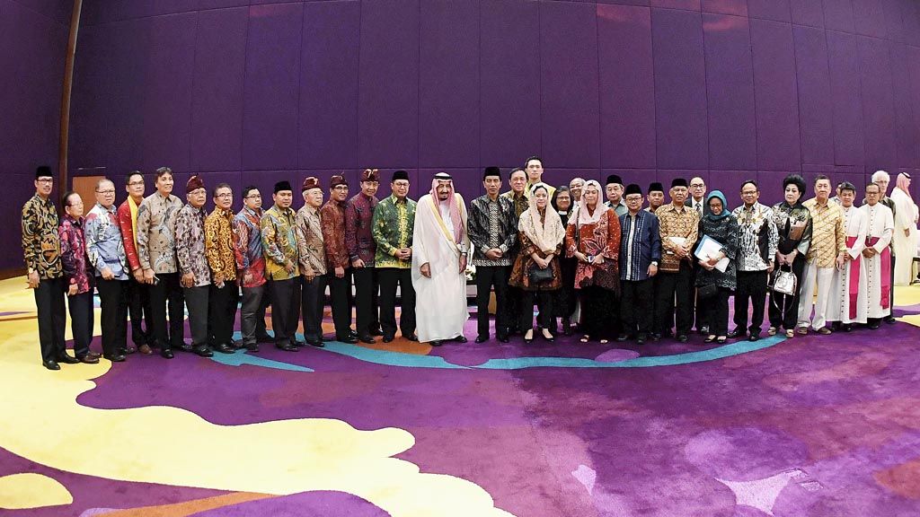 Presiden Joko Widodo dan Raja Arab Saudi Salman bin Abdulaziz al-Saud berfoto bersama 28 tokoh agama dari enam agama di Indonesia seusai pertemuan di Hotel Raffles, Jakarta, Jumat (3/3).