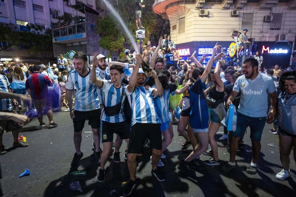 Suasana perayaan kemenangan di ibukota Buenos Aieres, Argentina, Minggu (18/12/2022). 