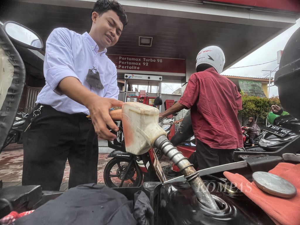Petugas melayani pengisian bahan bakar minyak subsidi Pertalite di SPBU di kawasan Kemanggisan, Jakarta Barat, Rabu (17/1/2024). Pada 2024, Kementerian Energi dan Sumber Daya Mineral menaikkan lagi nilai subsidi menjadi Rp 186,9 triliun atau naik 28,6 persen.