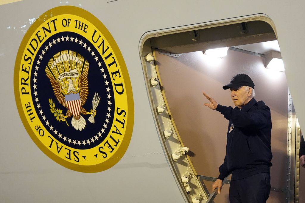 Capres petahana Joe Biden melambaikan tangan dari pintu pesawat Air Force One sesaat setelah mendarat di Pangkalan Udara Militer Dover di Delaware, Michigan, Amerika Serikat, Rabu (17/7/2024). Biden, Minggu (21/7/2024), memutuskan mundur dari pencalonannya dan mendorong Wakil Presiden Kamala Harris maju pada pemilihan November 2024.