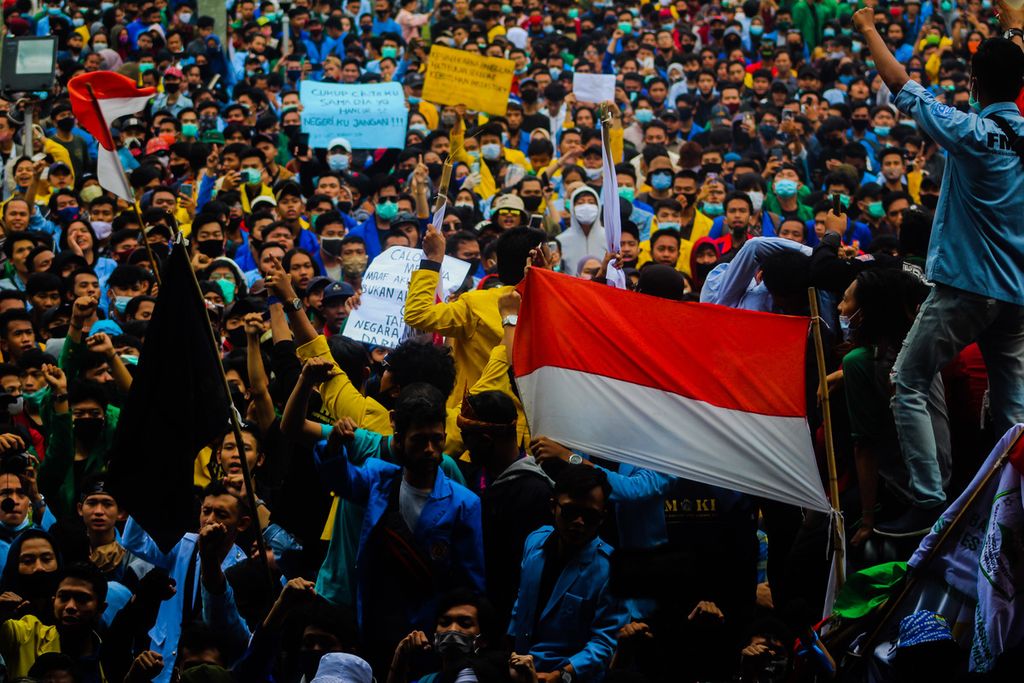 Ribuan mahasiswa dan buruh berkumpul di halaman Kantor DPRD Sumatera Selatan, di Palembang, Kamis (8/10/2020). Mereka menuntut DPRD Sumsel menyampaikan aspirasi mereka menolak RUU Cipta Kerja. Mereka menilai RUU ini akan merugikan buruh.