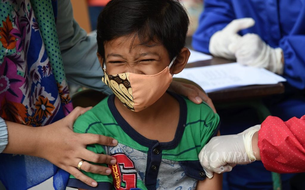 Siswa disuntik vaksin measles rubella (MR) di SD Karunia Hidup, Surabaya, Jawa Timur, Rabu (14/10/2020). Imunisasi MR (untuk kelas I dan V) serta  HPV (untuk kelas VI) yang berlangsung selama Oktober menyasar 43.688 anak tingkat sekolah dasar. Walau masih belajar dari rumah, diharapkan imunisasi yang diberikan dapat menjaga kekebalan tubuh siswa di tengah pandemi.