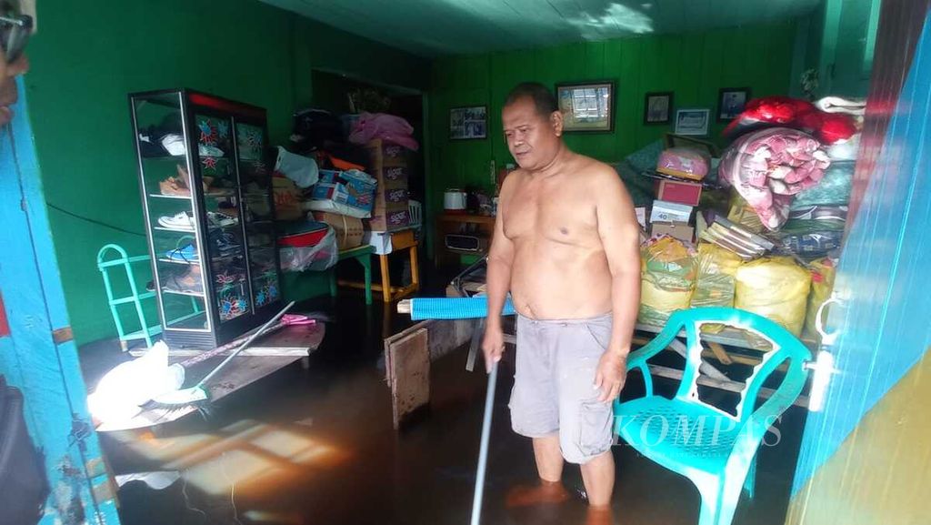 Warga di kawasan wisata Kampung Sega berupaya membersihkan rumahnya yang terendam banjir,  Kamis (3/11/2022).