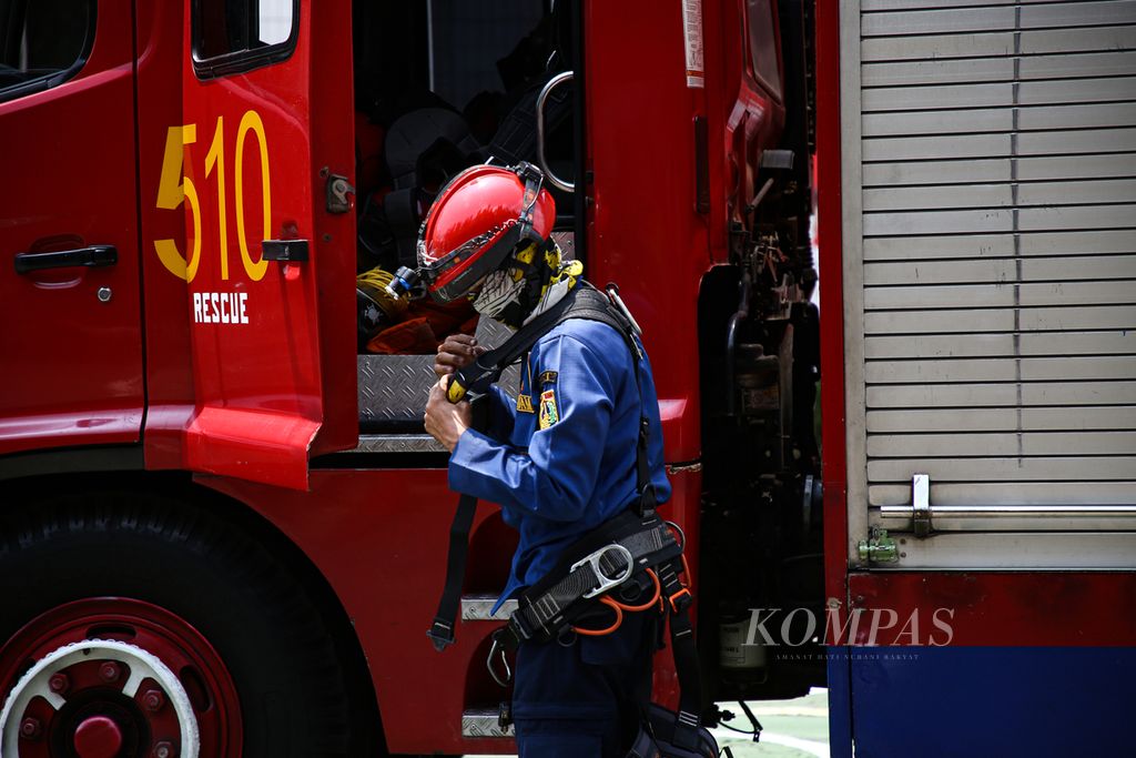 Petugas pemadam kebakaran seusai simulasi pemadam kebakaran gedung bertingkat di Kementerian Sosial, Jakarta Pusat, 21 September 2020. 