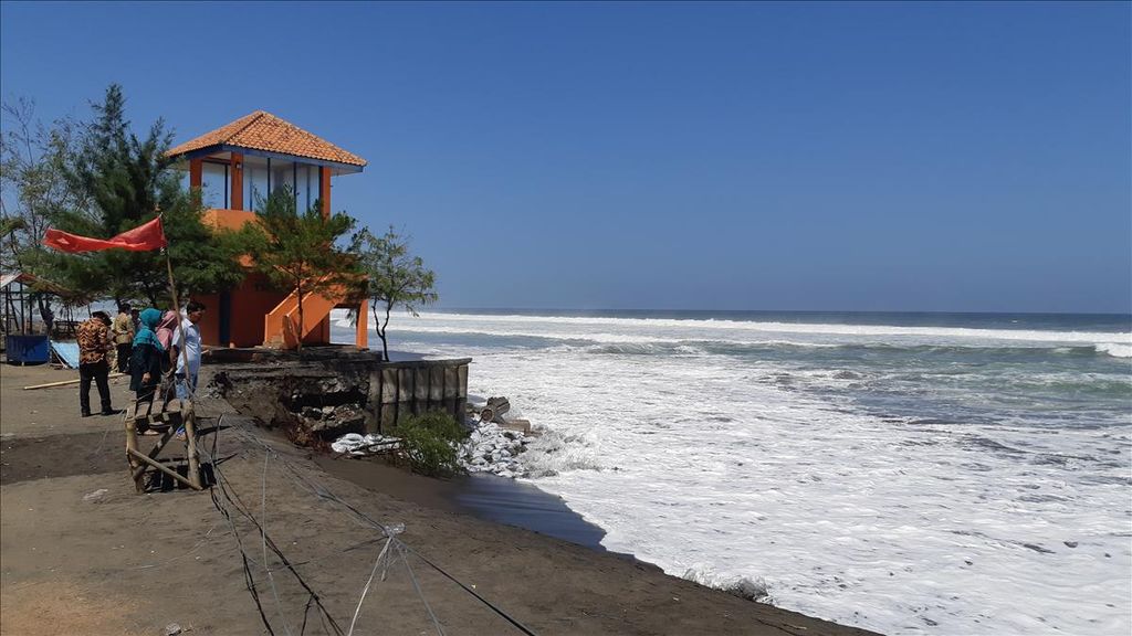(Ilustrasi) Kondisi Pantai Suwuk, Kabupaten Kebumen, yang tergerus ombak pada Rabu (15/8/2018). Tingginya ombak di pantai selatan membahayakan pengunjung. Oleh karena itu, wisatawan dilarang mandi di pantai.