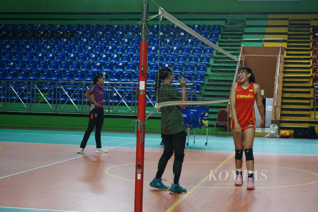 The members of the Indonesian women's national volleyball team, also known as the All Star Indonesia team, Yolla Yuliana (right) and Aulia Suci Nurfadila (center), joked around during their first training session at GOR Bulungan, South Jakarta, on Friday (19/4/2024). They will be playing a trial match in the Korean Volleyball League, following in the footsteps of Megawati Hangestri.