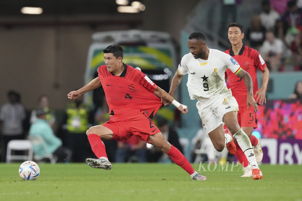 Pemain Ghana Jordan Ayew (kanan) menarik kaos pemain Korea Selatan Kim Min-jae saat bertanding di fase Grup H Piala Dunia 2022 di Stadion Education City, Qatar, Senin (28/11/2022). 