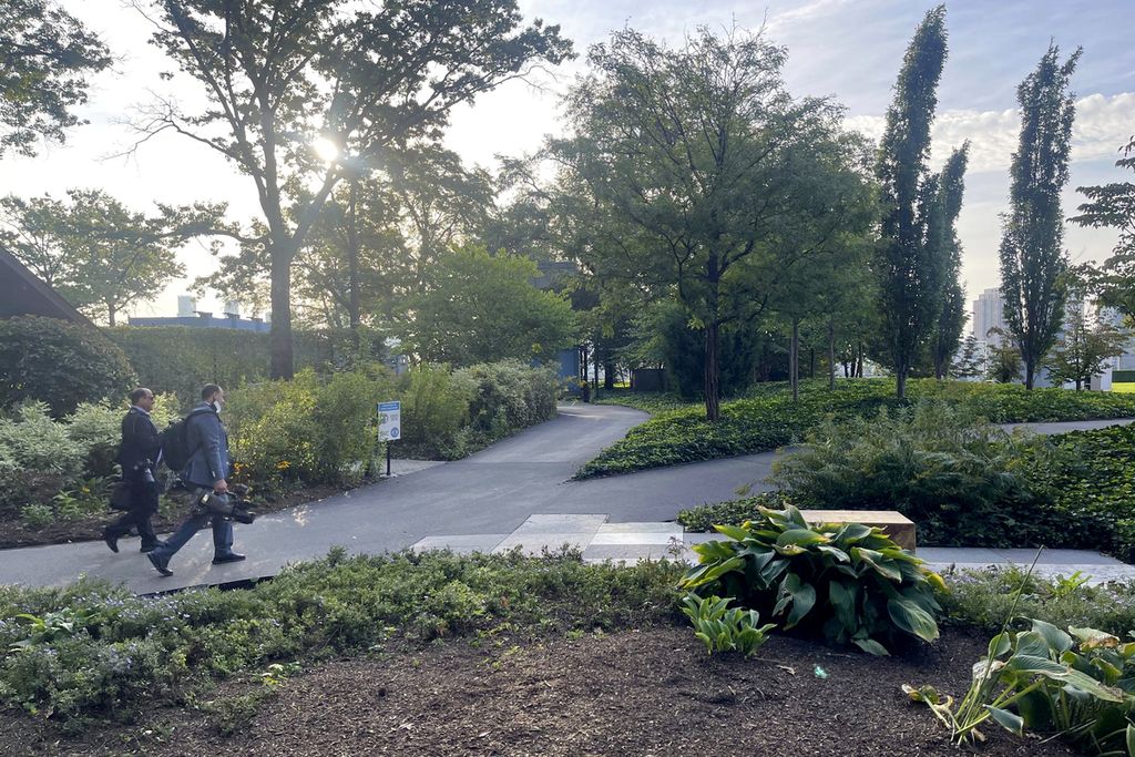 Dua jurnalis berjalan di sebuah area taman di sebelah utara Kompleks Markas Perserikatan Bangsa-Bangsa di New York, Jumat (22/9/2023). Area taman ini menjadi tempat yang cocok bagi banyak kalangan, khususnya para diplomat dan pengambil kebijakan, untuk rehat sejenak dari kesibukan pertemuan Sidang Majelis Umum PBB 2023. 