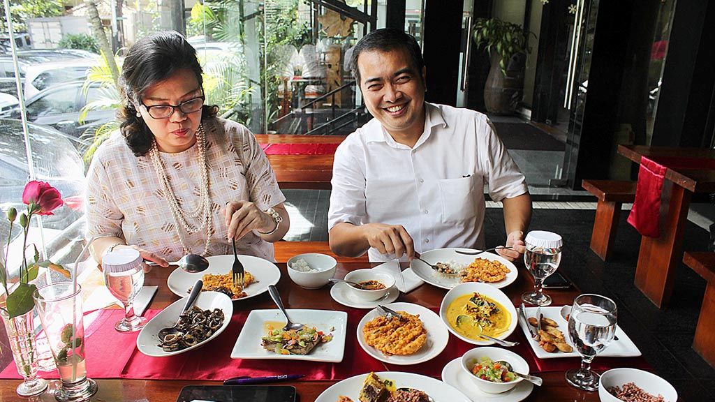  Nova Karouwan dan suaminya, Alvin Sarayar, pemilik Rumah Makan Rarampa di Kebayoran, Jakarta Selatan, Rabu (5/4). Rumah makan itu menyajikan masakan khas Manado, Sulawesi Utara. 