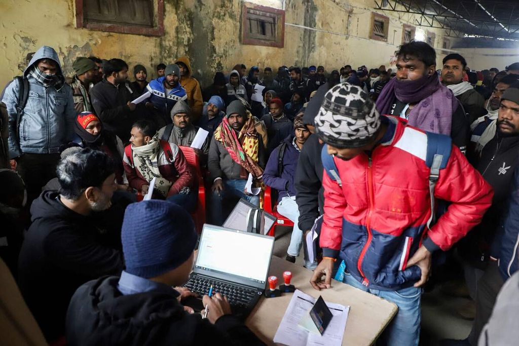 Para tenaga kerja India mengisi form pendaftaran pencari kerja di pusat perekrutan tenaga kerja di Lucknow, Uttar Pradesh, India, Kamis (25/1/20204). Mereka berharap bisa mengisi lowongan pekerjaan di Israel. 