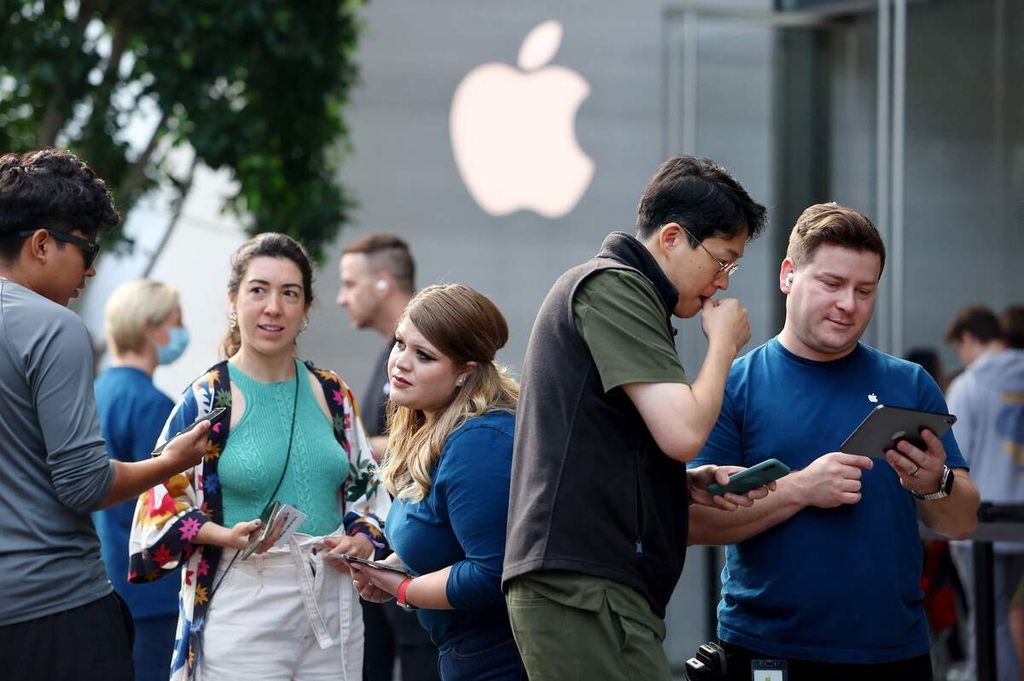 Warga mengantre di depan salah satu gerai Apple di California, Amerika Serikat, Jumat (22/9/2023). Ponsel menjadi salah satu benda yang menimbulkan kecanduan dan sulit dilepaskan remaja. 
