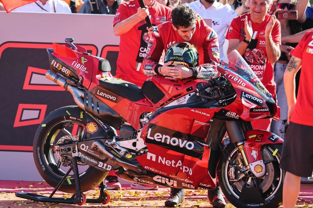 Pebalap Ducati Francesco Bagnaia merayakan suksesnya menjadi juara dunia MotoGP usai seri terakhir Grand Prix MotoGP di Sirkuit Ricardo Tormo, Cheste, dekat Valencia, Spanyol, Minggu (6/11/2022).
