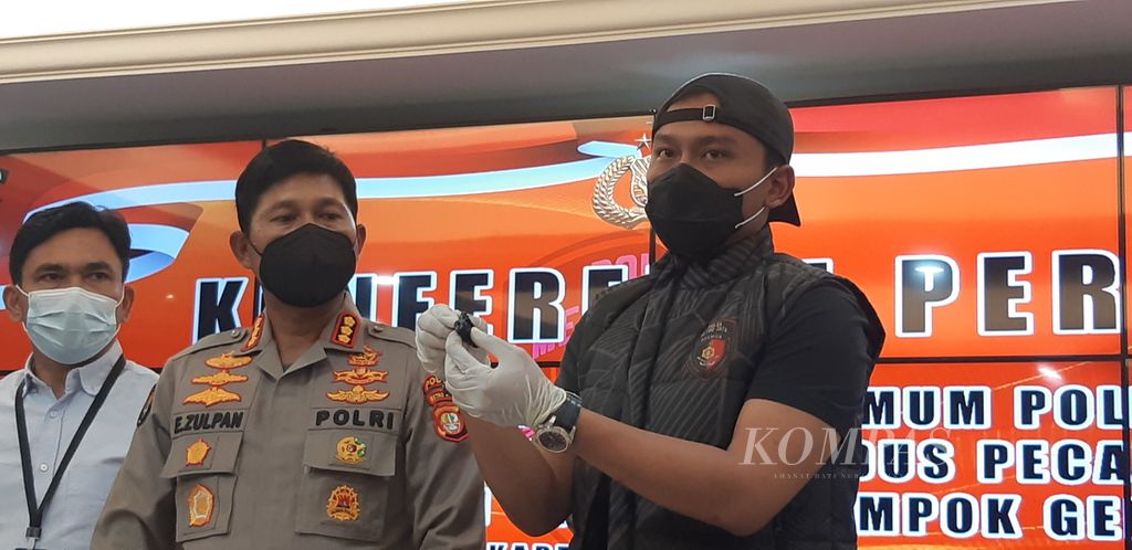 Polisi menunjukkan alat untuk memecah kaca mobil yang digunakan pelaku pencurian dengan pemberatan di Tangerang Selatan, Banten. Kasus ini dirilis Polda Metro Jaya di Jakarta, Selasa (24/5/2022).
