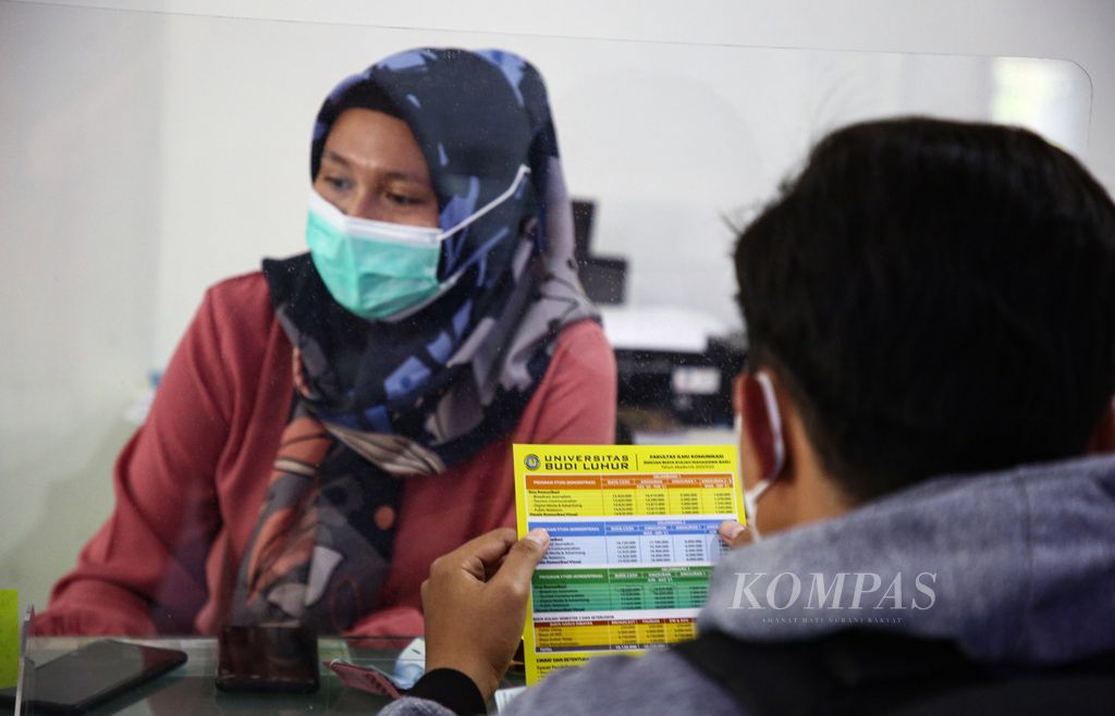 Calon mahasiswa melihat brosur uang kuliah pada saat mendaftar di Universitas Budi Luhur, Jakarta Selatan, Selasa (22/6/2021). 