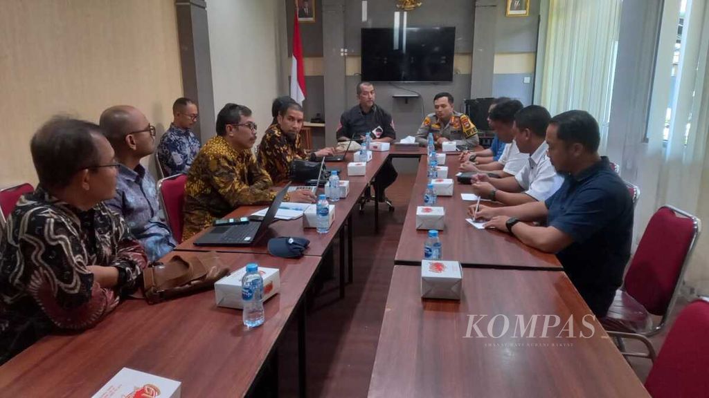 Direktorat Koordinasi dan Supervisi bersama dengan satuan tugas penindakan Komisi Pemberantasan Korupsi (KPK) mengunjungi Kepolisian Resor Kota Sorong Kota, Papua Barat Daya, Kamis (4/7/2024).