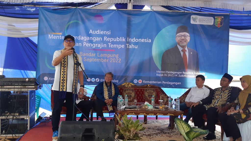 Menteri Perdagangan Zulkifli Hasan saat berdiskusi dengan perajin tempe dan tahu di Bandar Lampung, Jumat (30/9/2022).