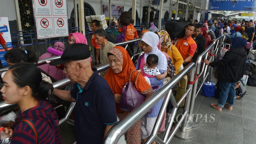 Warga antre masuk peron di Stasiun Pasar Senen, Jakarta, Rabu (19/12/2018). Sebagai antisipasi kenaikan jumlah penumpang pada libur Natal dan Tahun Baru, PT KAI menyiapkan 48 perjalanan tambahan kereta api. Jumlah penumpang dari 20 Desember 2018 hingga 6 Januari 2019 diperkirakan mencapai 5,3 juta orang.
